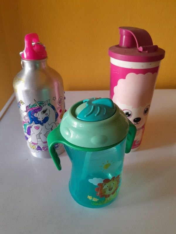 Lote siguiente: Lote de termo con agarradera y 2 vaso con diseño infantil