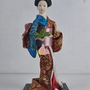 Muñeca Geisha Japonesa Coleccionable con Kimono Rojo y Dorado - imagen 2