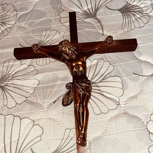 Crucifijo de Madera con Cristo de Bronce - imagen 2
