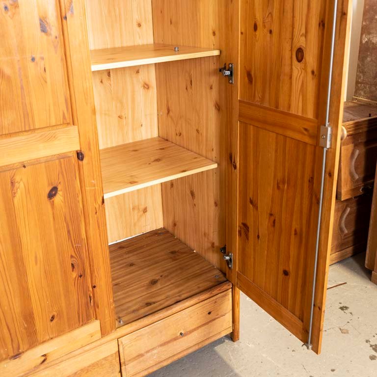 Ropero de pinotea en madera, con tres puertas y tres cajones - imagen 3