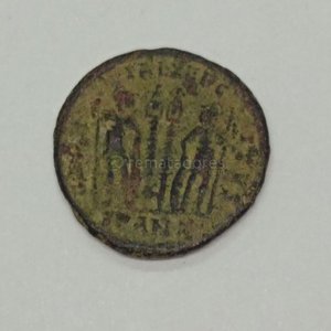 Moneda Antigua de Bronce con Rostro y Figuras - imagen 5
