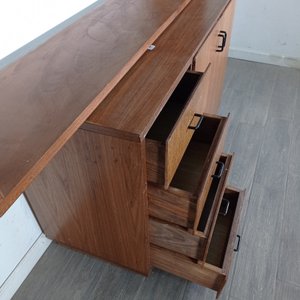 Mueble de madera en dos tramos con cajones y puertas - imagen 6