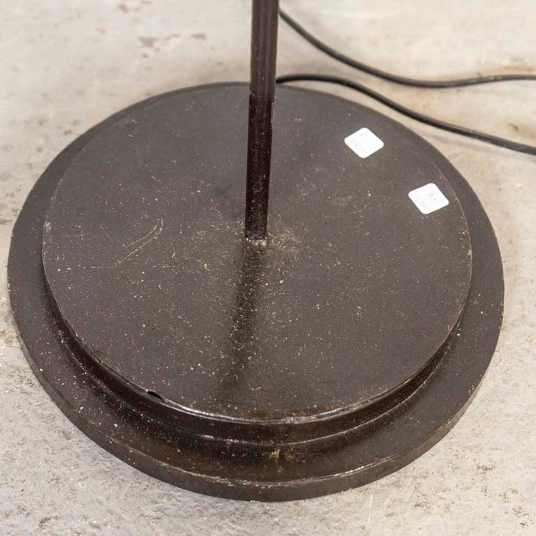 Lámpara de sobremesa con pantalla de lonja y base metálica - imagen 3
