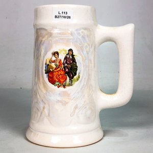 Jarra de Cerveza Antigua de Porcelana Blanca con Monograma y Escena Pintada - imagen 2