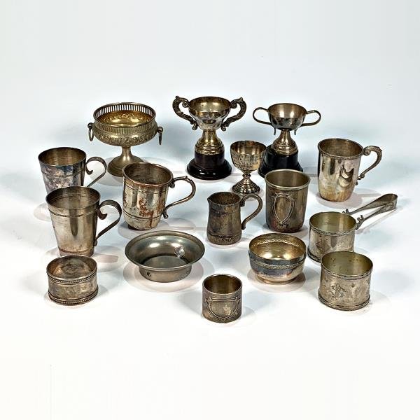 Lote de 14 piezas de metal: servilleteros, trofeos, jarras y copón