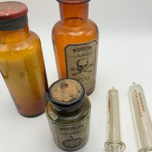 Conjunto de Botellas y Jeringas Antiguas de Farmacia y Boticario - imagen 3
