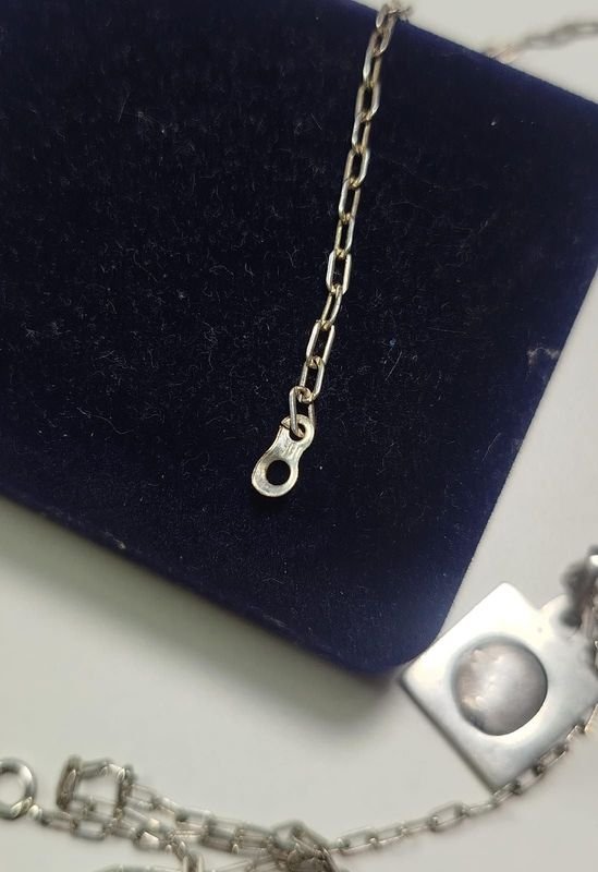 Collar de plata y oro con dije religioso - imagen 3