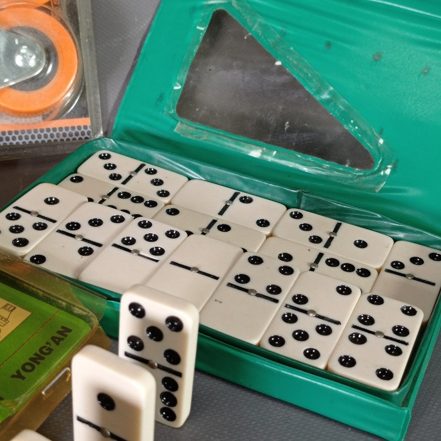 Cuatro piezas en su estuche original: Dos punteros para mangueras grandes + Juego de dominó + Set de cuatro rueditas - imagen 5