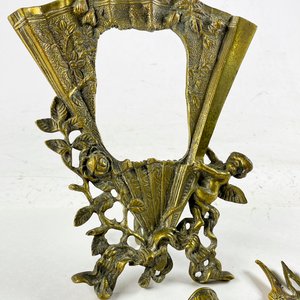 Seis Piezas de Bronce: Marco Decorativo y Utensilios de Servir - imagen 4