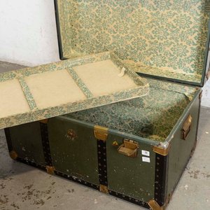 Baúl Antiguo de Viaje Verde con Apliques Dorados - imagen 2