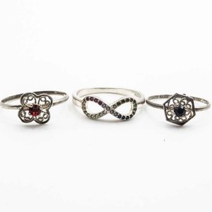 Lote anterior: Tres Anillos de Plata con Piedras de Colores y Diseño Infinito