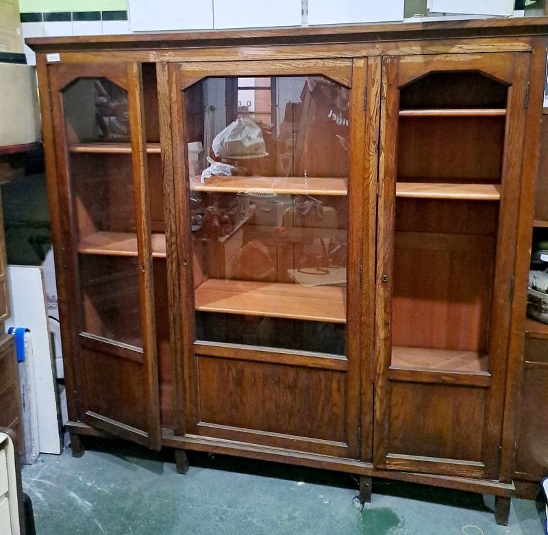 Lote anterior: Antiguo Cristalero de Madera Macisa en Excelente Condición