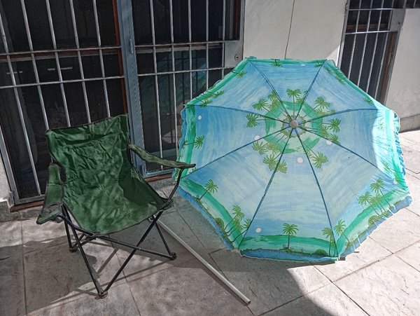 Sombrilla y silla plegable en buen estado - imagen 5