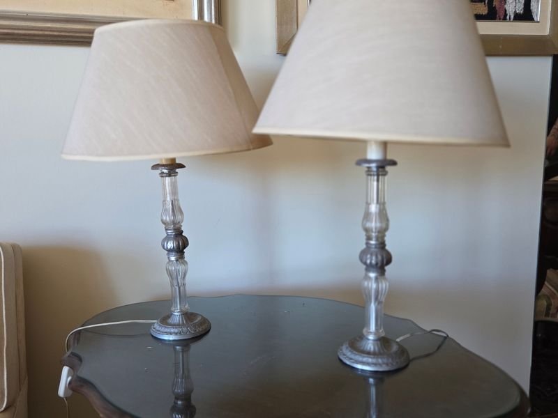 Lote siguiente: Lámparas de mesa en cristal y peltre de alta calidad