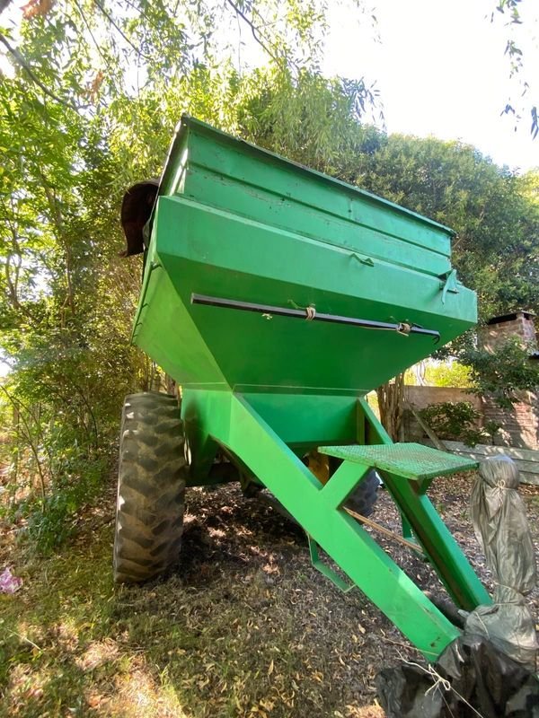 Tractor verde en buen estado - imagen 2