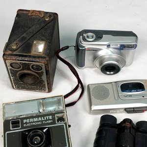 Lote de 5 piezas: Cámaras fotográficas antiguas y modernas, radio grabadora y binoculares - imagen 4