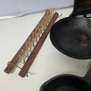 Asadera Negra, 3 Sartenes de Hierro Fundido, Palote de Amasar y Repasador Bordado - imagen 4