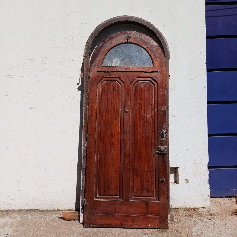 Puerta arqueada de cedro con marco y herrajes en hierro forjado - imagen 7