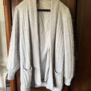 Lote anterior: Cardigan Largo Gris Suave Talle XL con Cuello Solapa y Bolsillos