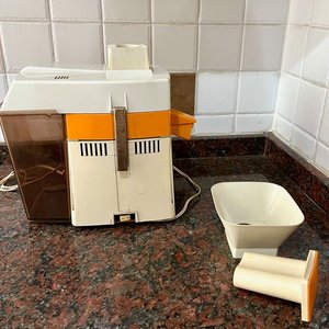 Juguera Eléctrica Blanca y Naranja Funcional - imagen 2