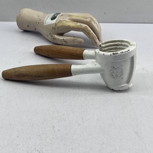 Rompe nueces cónico de aluminio esmaltado blanco con mangos de madera - imagen 3