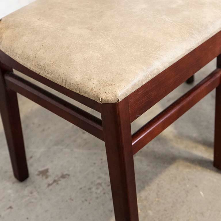 Sillas de madera con asientos tapizados en cuerina - imagen 2