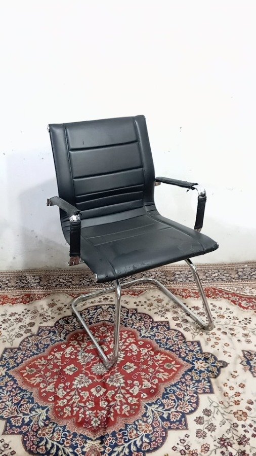 Sillón de cuero negro con tapizado en tela y base cromada - imagen 4