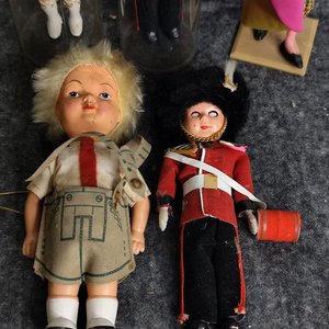 Lote de 5 Muñecos Importados: Escocés, Guardia Real, Torero y Dos Más - imagen 3