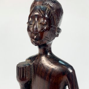 Talla de Madera: Hombre Africano con Brazo Doblado - 17 cm - imagen 2