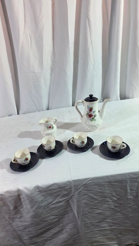Juego de Tetera, Lechera, 4 Tazas y 4 Platos con Flores