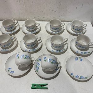 Lote anterior: Juego de Tazas con Platitos de Porcelana Azul y Blanca