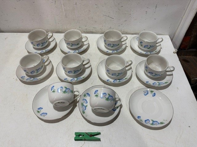 Juego de Tazas con Platitos de Porcelana Azul y Blanca
