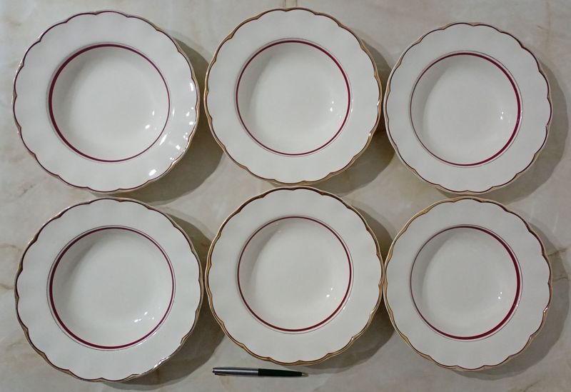 Lote siguiente: Plato de porcelana INGLESA, CREAMPETAL GRINDLEY, con diseño morado y dorado