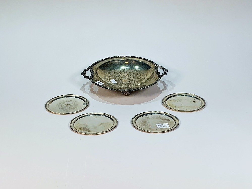 Set de 5 Piezas de Metal Compuesto: Centro de Mesa y 4 Posabotellas