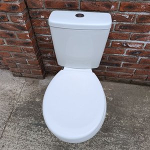 Inodoro Blanco con Cisterna Mochila en Funcionamiento - imagen 3