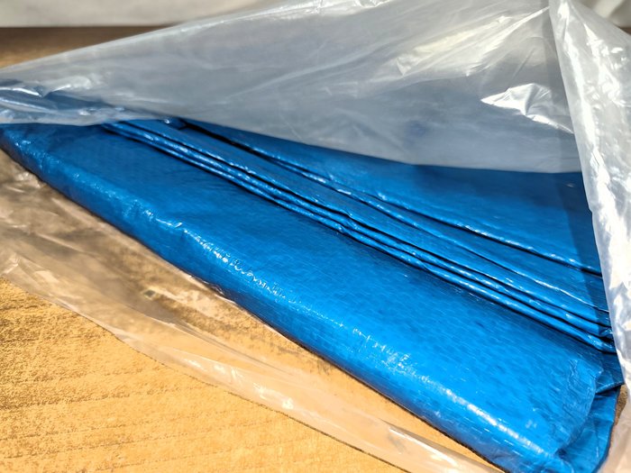 Lona impermeable azul con ojales para cuerdas - imagen 5