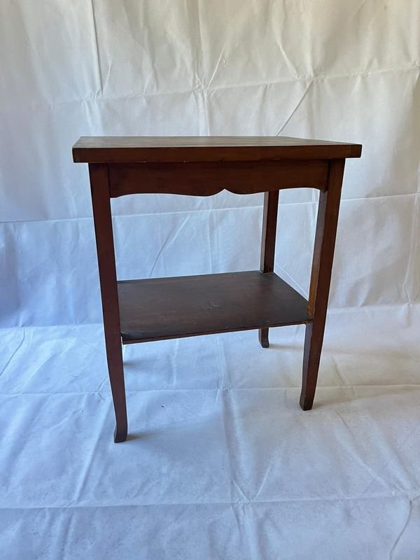Mesa en madera con estante - Excelente estado - imagen 1