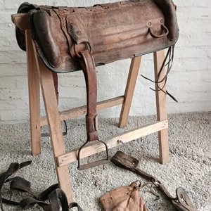 Basto de cuero antiguo con estribos y mañador - imagen 7