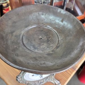 Balanza Antigua de Cocina con Plato Metálico Ornamentado - imagen 4