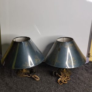 Par de Lámparas de Bronce Labrado con Pantallas Decoradas - imagen 2