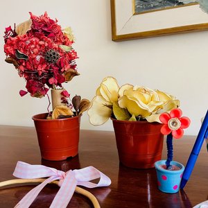 Lote de Adornos Florales, Canasta Colgante y Colgante Hello Kitty - imagen 5
