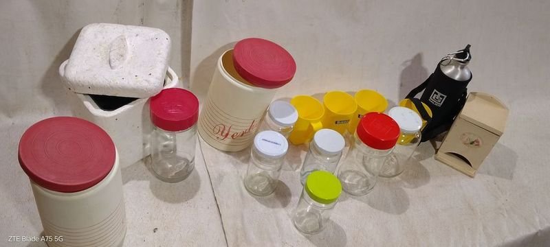 Colección de botellas y objetos variados - imagen 2