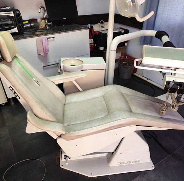 Silla de masaje relajante con piezas ajustables y contenedor de bebida - imagen 2