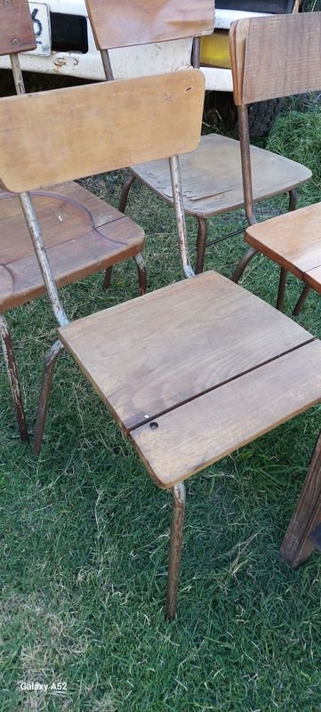 Sillas de madera varias en buen estado - imagen 5