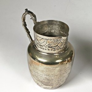 Juego de 4 Jarras de Metal Plateado con Detalles Florales - imagen 3