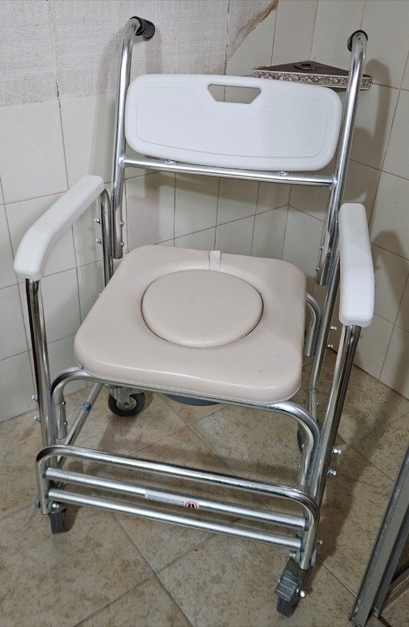 Silla de Ducha Elevadora para Inodoro con Frenos y Ruedas