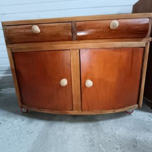 Mueble bajo de madera con ruedas y puertas curvas - imagen 5