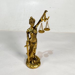 Figura "Diosa de la Justicia" Dorada - 22 cm - imagen 2
