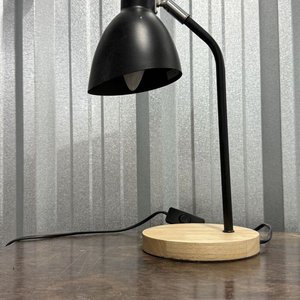 Lámpara de Escritorio Metálica Negra con Base de Madera Clara - imagen 2