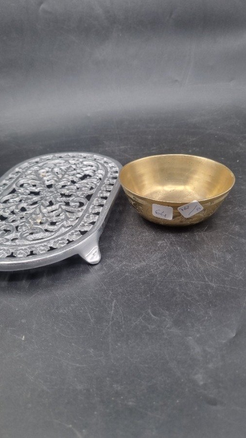 Cuenco de Bronce con Grabados y Posa Bandeja Decorativo - imagen 1